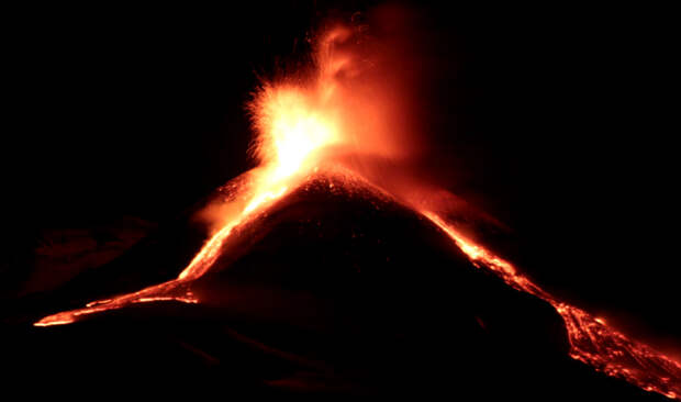 Вулкан Этна выбросил лаву на высоту 400 метров