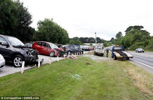 Авария в Великобритании: Vauxhall Vectra против 22 автомобилей