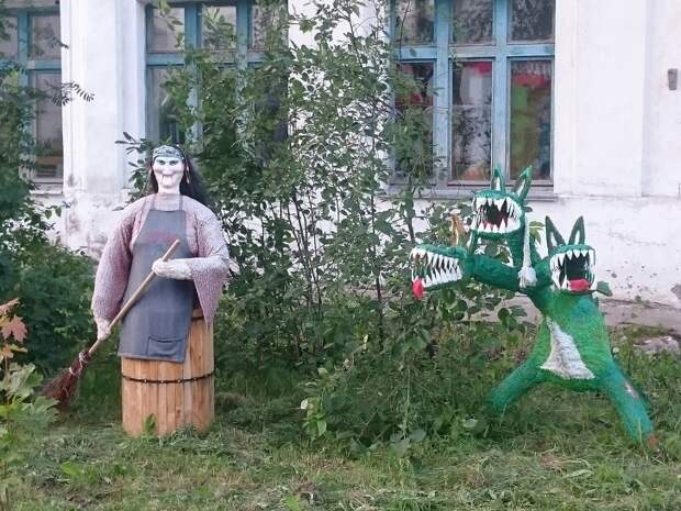 жуткие дворовые украшения, страшные украшения российских дворов 