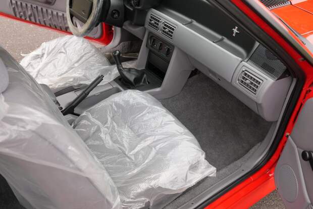 Старенький Ford Mustang, который стоит в пять раз дороже нового