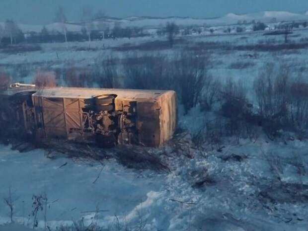 На водителя, перевернувшегося автобуса, возбудили уголовное дело