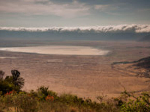 Танзания. Clouds on the rim of the ngorongoro crater as viewed from the other side of the rim, with the lake clearly visible. Фото JFJacobsz - Depositpho