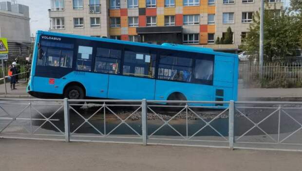 В Петербурге лазурный автобус провалился под землю