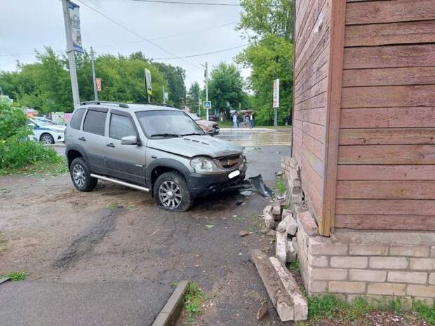 Пьяный нивовод впечатал девушку в стену