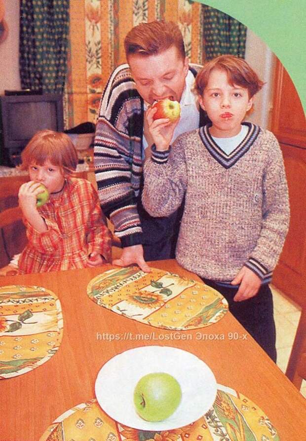 Леонид Парфёнов ест яблоки в компании своих детей, 1999 год
