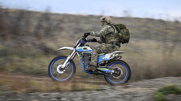 Российский боец на мотоцикле ускользнул от украинских дронов