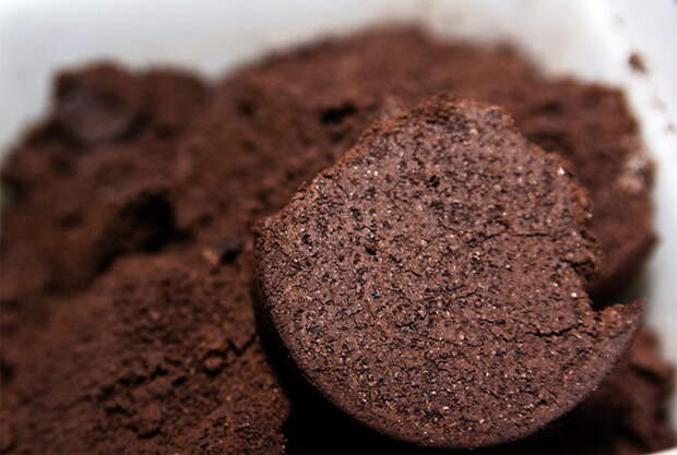 Кофе можно удобрять землю в горшках комнатных растений.