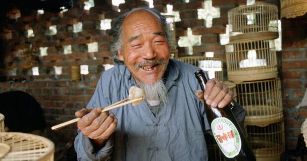 Курение, алкоголь и никаких ограничений в еде: 100-летний китаец раскрыл свой секрет долголетия