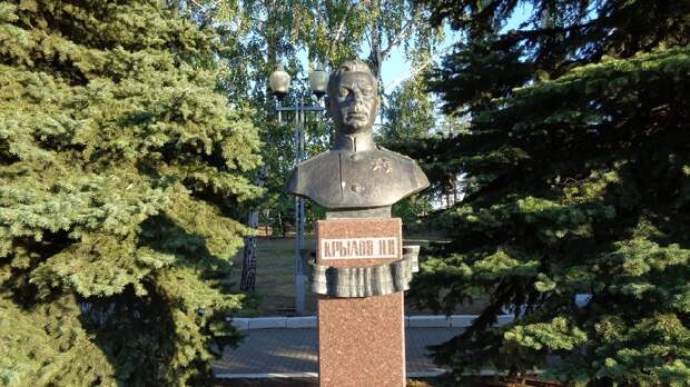 Бюст Н.И. Крылова на Аллее Героев в г. Саратове