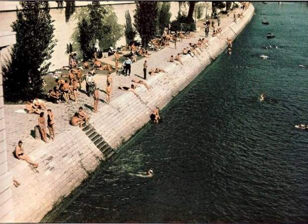Лето 1943, Купание в Сене (запретили в 1965 году из-за качества воды) Лето 1943, Купание в Сене (запретили в 1965 году из-за качества воды)