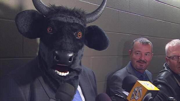 Главный тренер «Нэшвилла» проспорил игрокам и дал интервью в маске быка