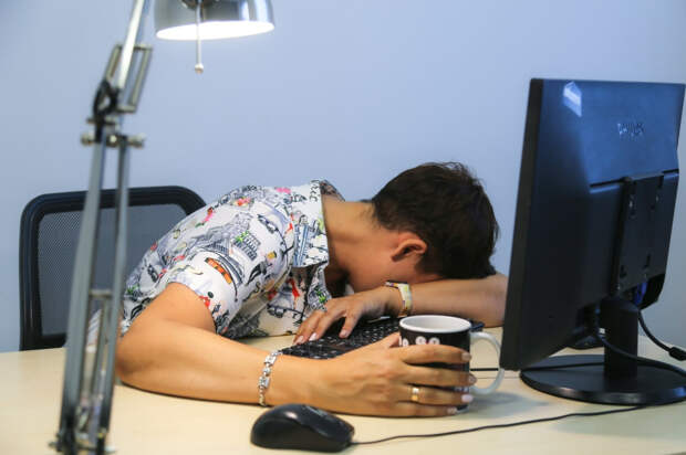 Врач рассказал, как пить воду, чтобы не вызвать отёки и повышение сахара