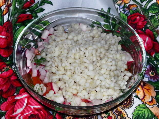 Пикантный салат «Перлоле» - блюдо, соединившее в себе свежесть овощей и сытность крупы
