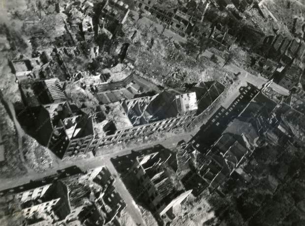 Mannheim im Zweiten Weltkrieg: Luftbild der von Fliegerbomben zerstörten Häuser entlang der Mönchwörthstraße im Stadtteil Neckarau {3}