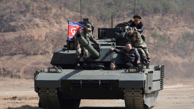 Ким Чен Ын с дочерью прокатился на танке во время тактических учений