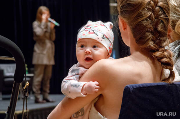 Ксения Собчак в Екатеринбурге. Встреча с электоратом и лекция для молодых мам, младенец, ребенок, грудничок