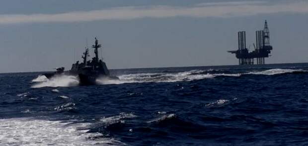 Украинские алюминиевые катера проекта "Гюрза" подходят к российским морским платформам "Черноморнефтегаза" в Черном море
