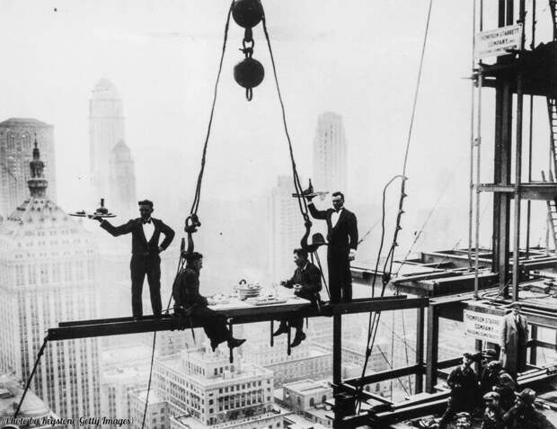 Официанты обслуживают двух строителей, Нью-Йорк, 1930 год. история, ретро, фото