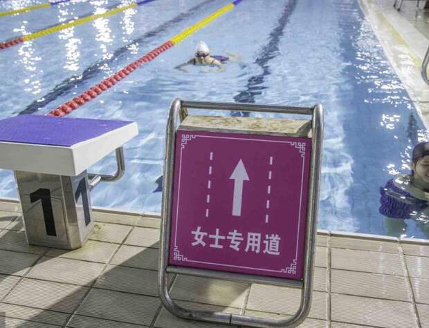 Лучше пешком ходите: в китайском бассейне медленных женщин отправляют на отдельную дорожку