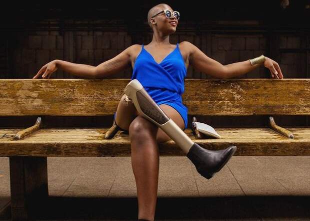 Скончалась модель с ампутированной ногой Мама Какс