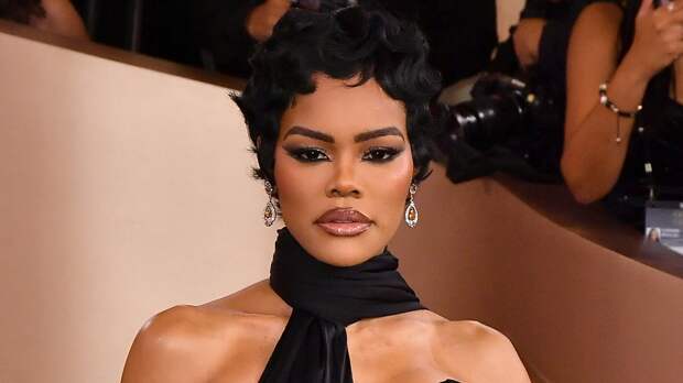 Признанная самой сексуальной женщиной в мире Тейяна Тейлор обнажилась на модном показе