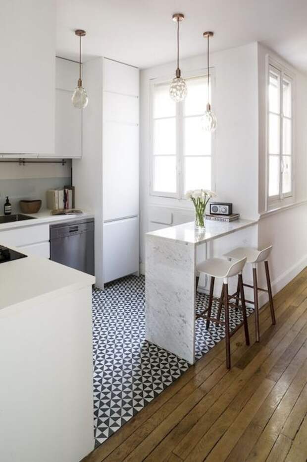 Светлая плитка - одно из самых практичных решений для отделки кухонного пространства. 