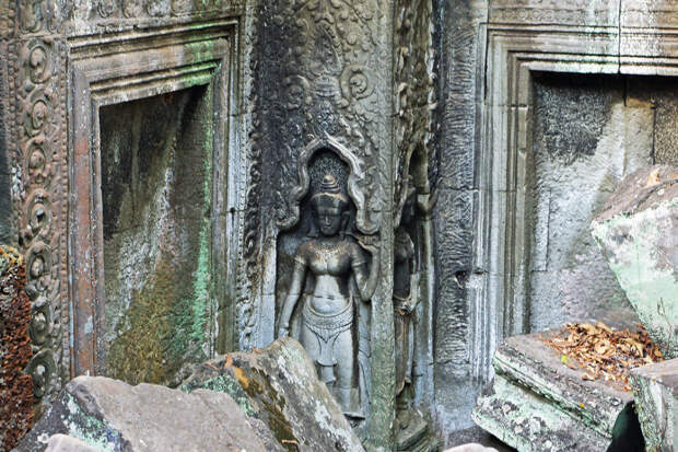 Как и Ангкор-Ват, этот храм богато украшен многочисленными скульптурами и барельефами.