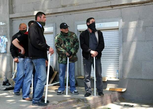 Georgian opposition activists armed with