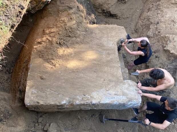 Ростовские поисковики обнаружили часть памятника при раскопках в парке Авиаторов