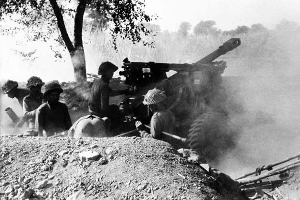 Индийская артиллерия бьет по пакистанским позициям. Источник: https://scroll.in/article/946832/bangladesh-liberation-war-recalling-december-15-1971-the-day-before-pakistan-surrendered