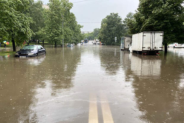 В Москве грозовые дожди подтопили Варшавское шоссе