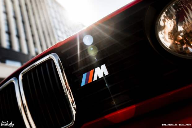 BMW E30 Convertible на улице летом