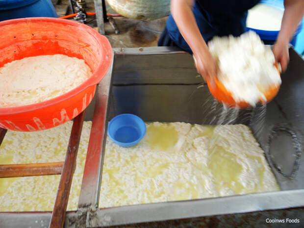 Собираем сгустки и откидываем через дуршлаг