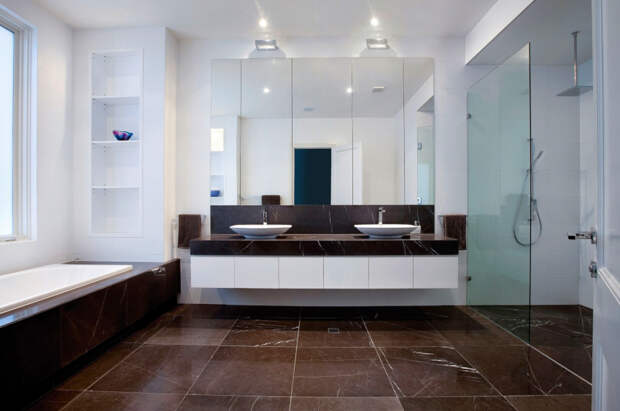 Зонирование ванной в стиле хай-тек осуществляется с помощью цвета и освещения