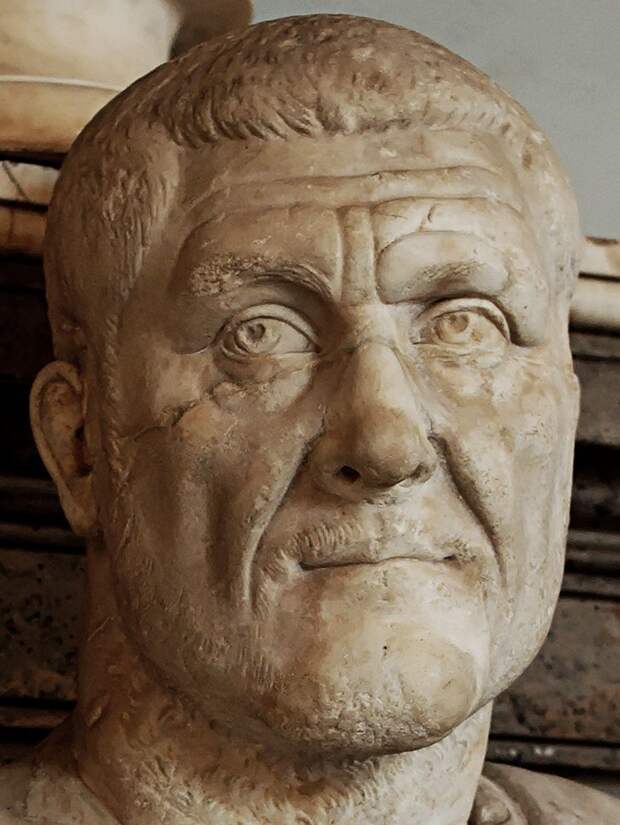 Максимин Фракиец выделялся огромным, более 2 метров ростом и телесной силой, которую он сохранил и в преклонном возрасте. Он вызывал на борьбу и валил зараз на землю по 15 человек, а груженую телегу мог притянуть к себе одной рукой. В 235 году он убил императора Александра Севера и сам стал императором. После трех лет деспотического правления Максимин был убит своими воинами - Equites singularii Augusti: всадники императорского эскорта | Военно-исторический портал Warspot.ru