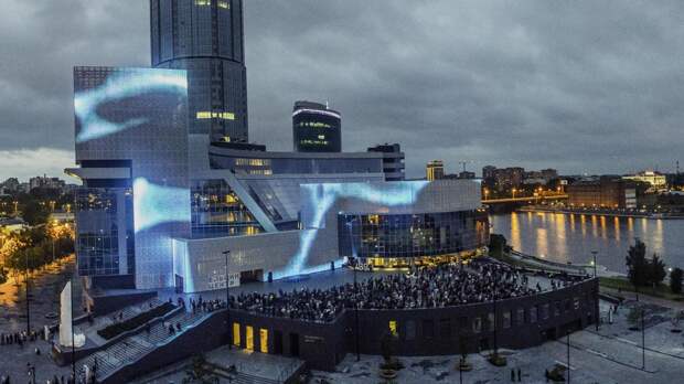 «Ельцин-центру» перестало хватать на жизнь: меценаты отказались давать маргиналам деньги