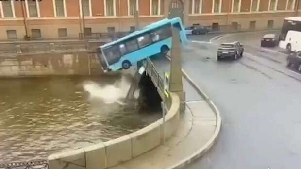 Момент падения автобуса с моста в реку в Петербурге попал на видео