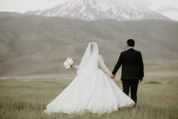 Роспотребнадзор назвал платную примерку платьев в свадебных салонах незаконной