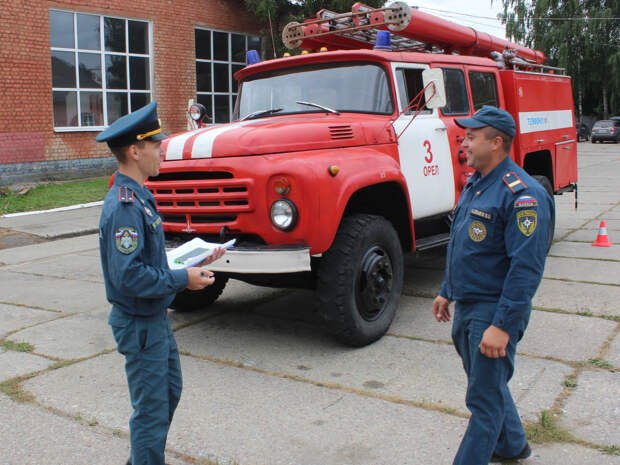 Орловские спасатели состязались в фигурном вождении пожарных машин