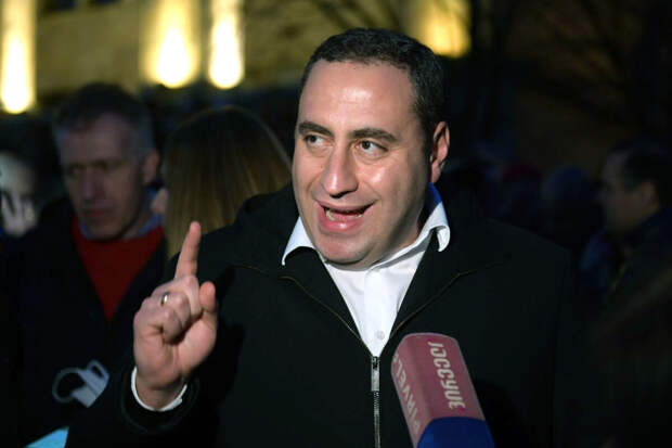 Грузинского депутата Вашадзе облили водой на заседании по закону об иноагентах