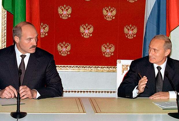 Президент России Владимир Путин и президент Белоруссии Александр Лукашенко на пресс-конференции в Кремле по итогам переговоров, август 2002 года 