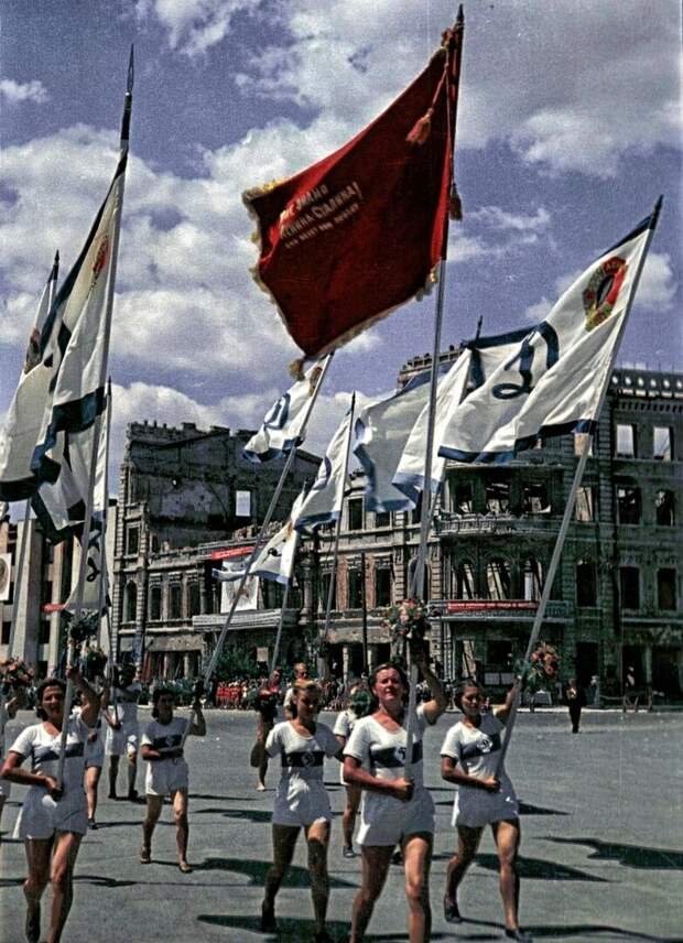 Первый парад физкультурников в Сталинграде. 1945 год. Из свободного доступа.