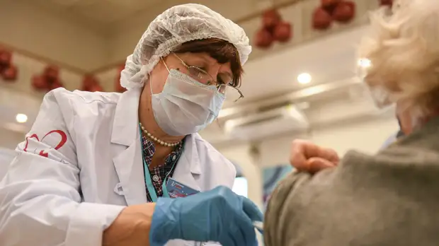 Гинцбург заявил об окончании пандемии при вакцинации 70% населения за шесть месяцев