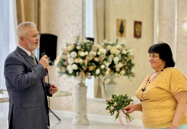 Андрей Деев поздравил супругу с 50-летием совместной жизни песней «Незабудка»