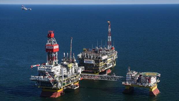 Добыча нефти северной части акватории Каспийского моря. Архивное фото