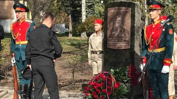 Отдал жизнь за русских людей: в Донбассе почтили память Арсена Павлова — Моторолы