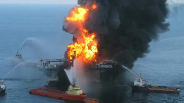 Выгорит дотла: в Средиземном море пылает СПГ-танкер РФ, атакованный «неизвестными»