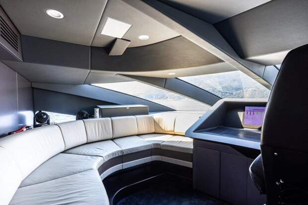 Суперяхта Royal Falcon One — космический корабль на воде разработанный совместно с Porsche
