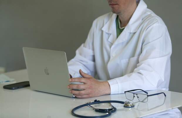 Россиянам перечислили симптомы рака