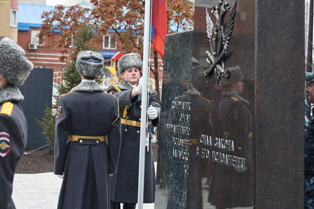 Памятник судебным приставам в Барнауле / Фото: Екатерина Смолихина / amic.ru